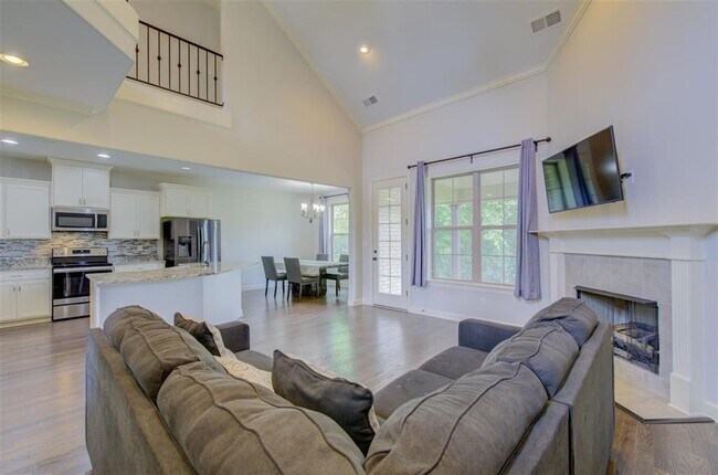 Building Photo - 8594 Woodland Rose Cir