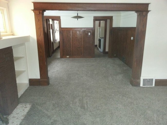 Building Photo - 2539 N. 49th Street 2 Bedroom Lower