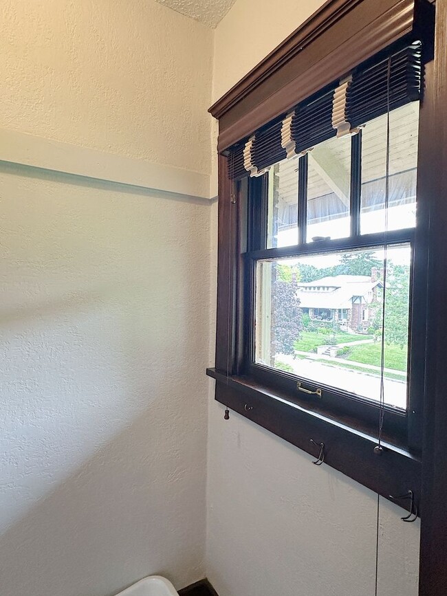 Building Photo - Charming Furnished 3BR/2BA Duplex in Histo...