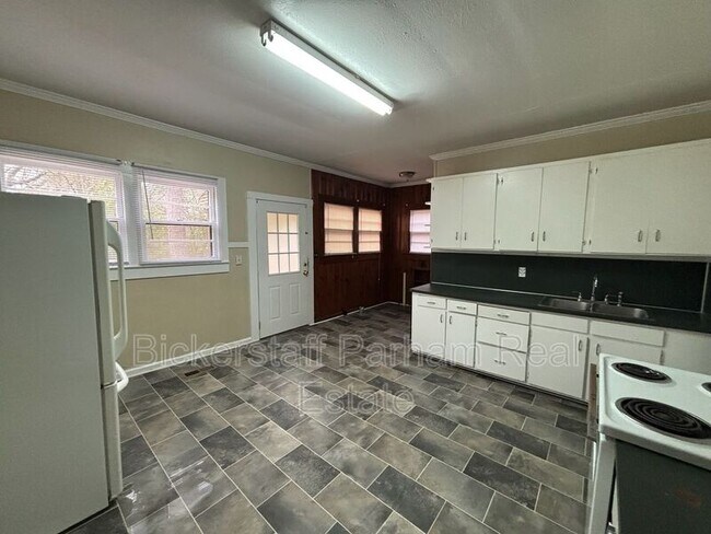 Building Photo - 4254 Forrest Rd