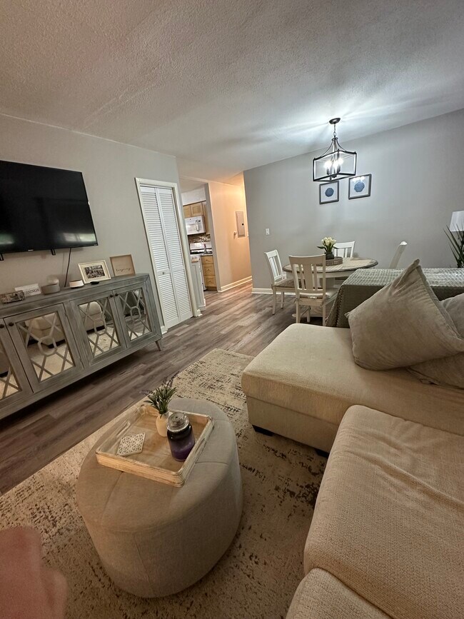 Building Photo - 10 Crescent Dr