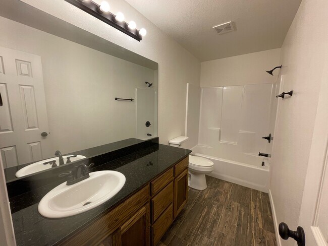 Foto del edificio - 6204 Ivy Ln