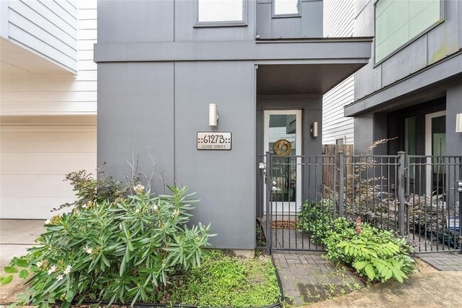 Foto del edificio - 6127 Clyde St