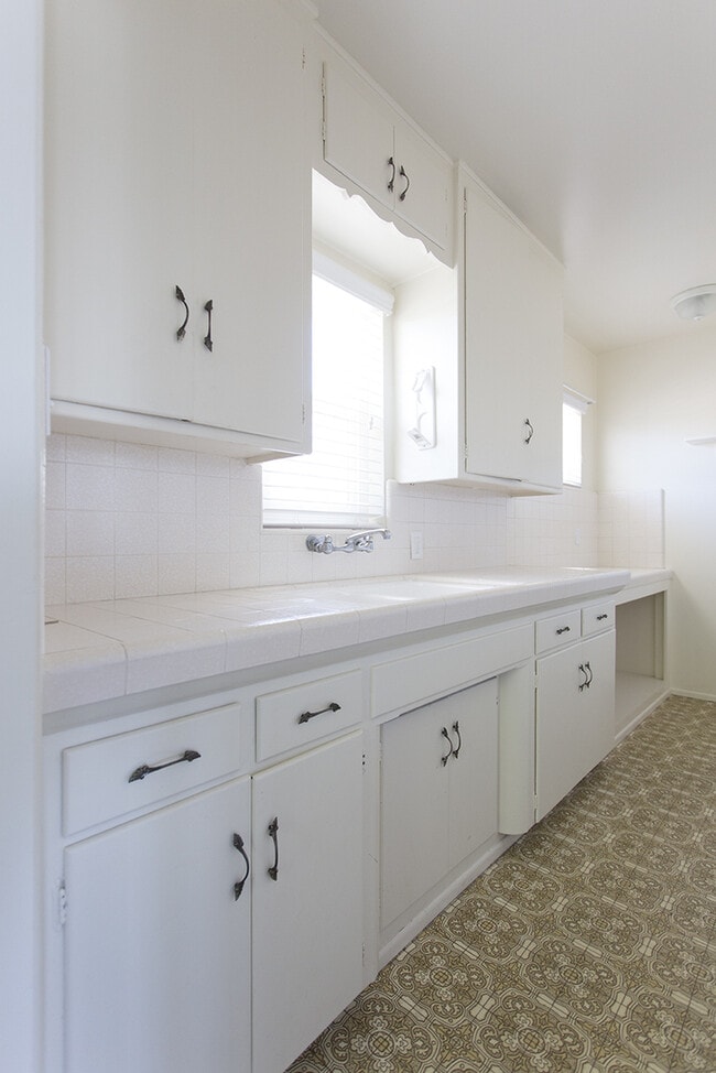 Building Photo - Charming Upstairs One Bedroom in Crown Poi...