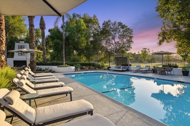 Building Photo - Bell Valencia