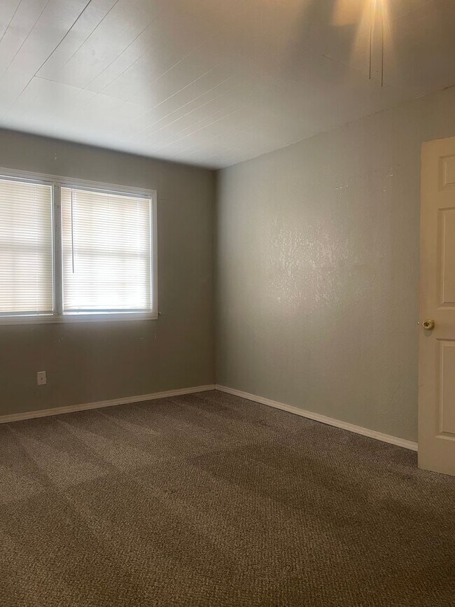 Building Photo - Charming 3 Bedroom Home