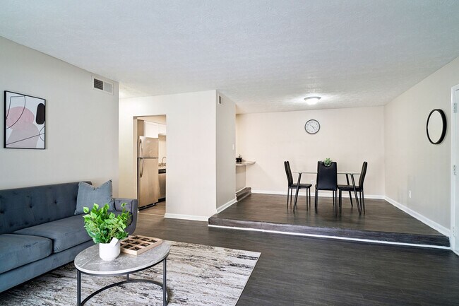 Building Photo - 4001 Lakemont Dr