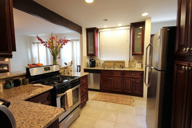 Foto del edificio - 6230 Lindenhurst Ave