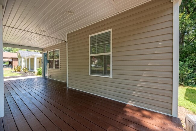 Building Photo - (Coming Soon) Renovated Home just minutes from Uptown!
