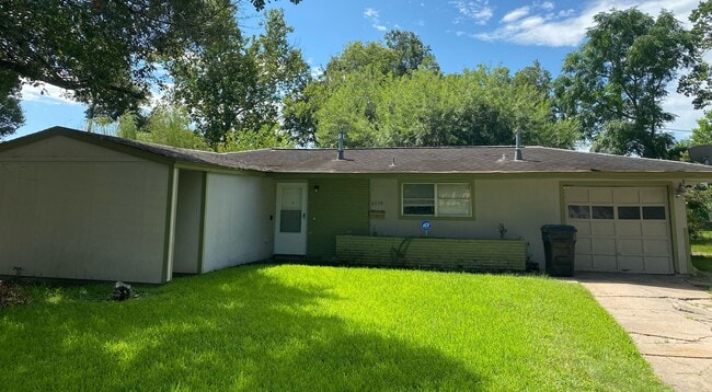 Building Photo - 6138 Kenilwood Dr