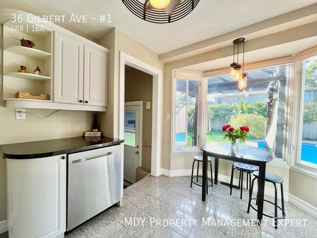 Photo du bâtiment - Spacious and bright upper unit in Ancaster