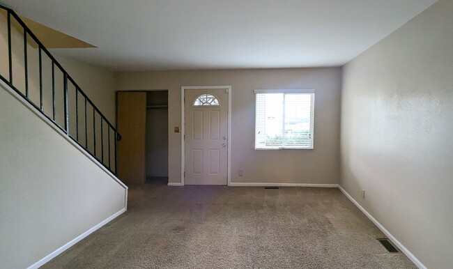 Foto del edificio - 4 bd 1.5 ba townhome Joliet