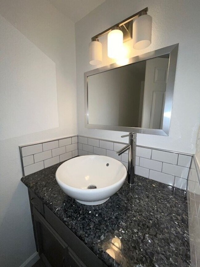 Building Photo - Condo located in Kingsburg Available Soon!
