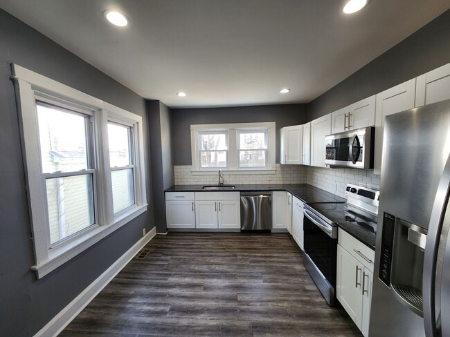 Foto del edificio - Twin home with stainless appliances, centr...