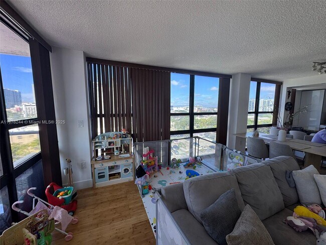 Foto del edificio - 600 NE 36th St