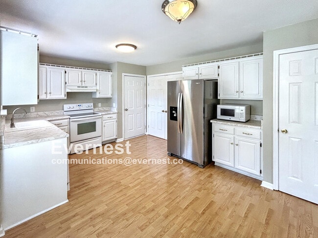 Building Photo - 902 Wildrose Ct