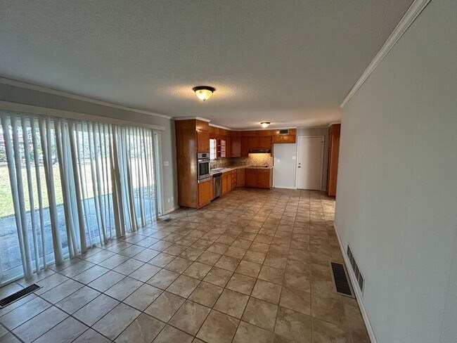 Building Photo - 400 Glen Crest Dr