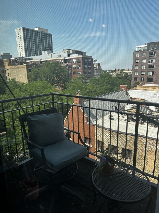 Foto del edificio - 3900 N Pine Grove Ave
