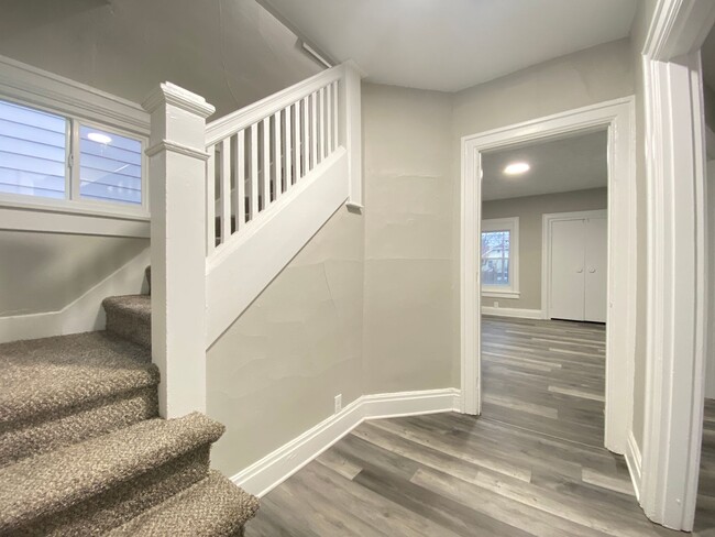 Building Photo - Highland Charm