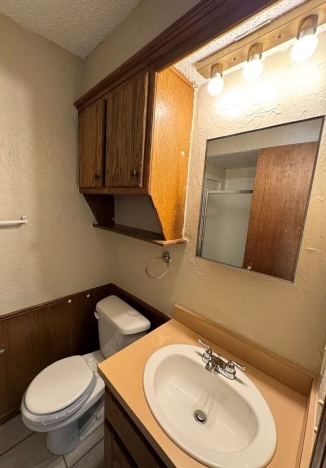 Building Photo - 3 bed, 2 bath and a 2 car garage duplex for rent in Moore near 12th Street and I-35!