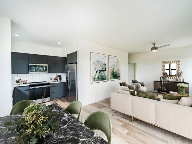 Espacios de estar y comedor elegantes diseñados para la comodidad y la facilidad, todo a solo unos minutos del distrito Encore de Tampa en Modera Encore. - Modera Encore