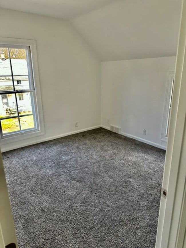 Building Photo - Spacious 5 Bedroom Home On An Acre