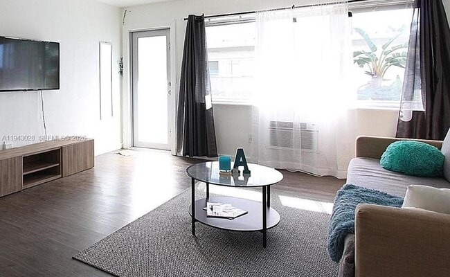 Building Photo - 2250 Bay Dr