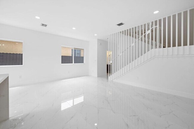 Foto del edificio - 1355 NW 42nd St