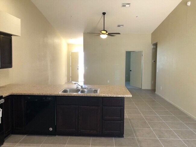 Building Photo - 3 bedroom Townhome in Desert Sky!