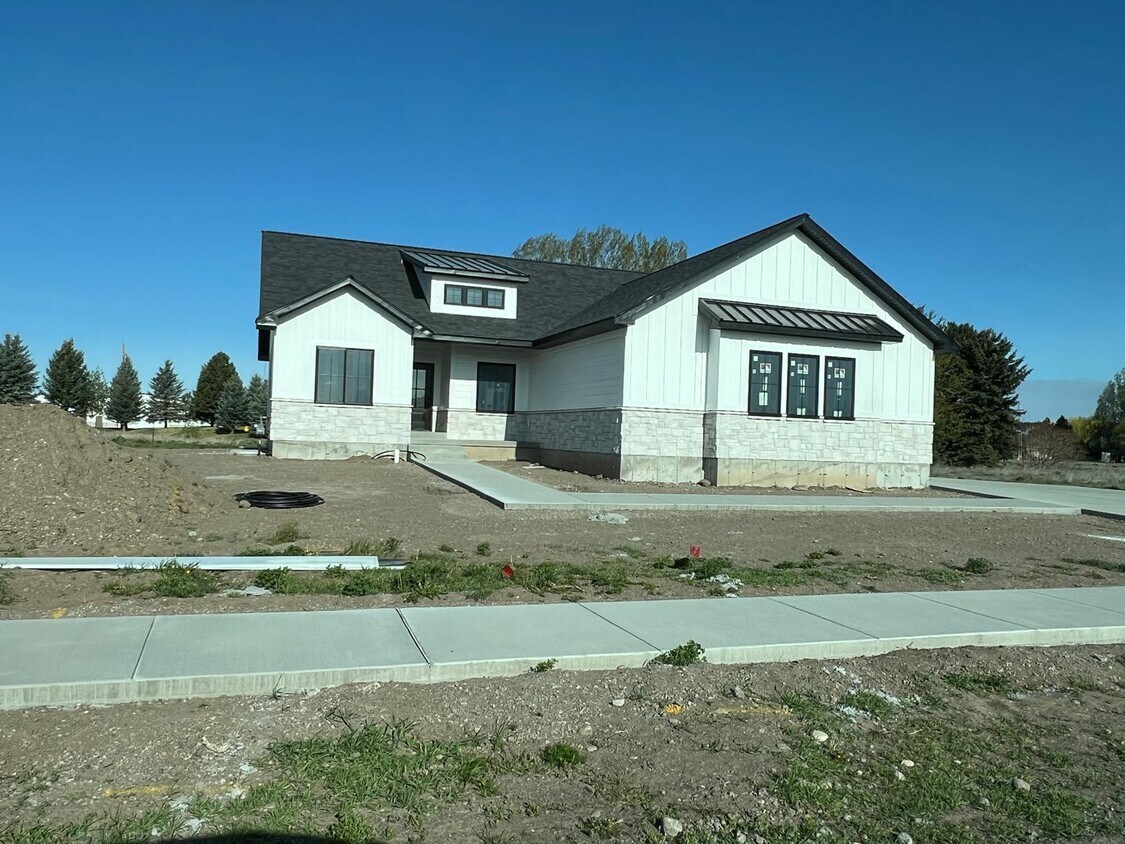 Building Photo - Brand New 3 bed 2 bath home in Rexburg wit...