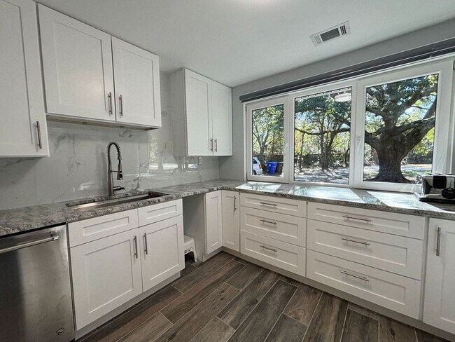 Foto del edificio - Available 7/10. Gorgeous Custom-Built 3 BR/3.5 BA Home on HUGE Corner Lot in Old Mt Pleasant!
