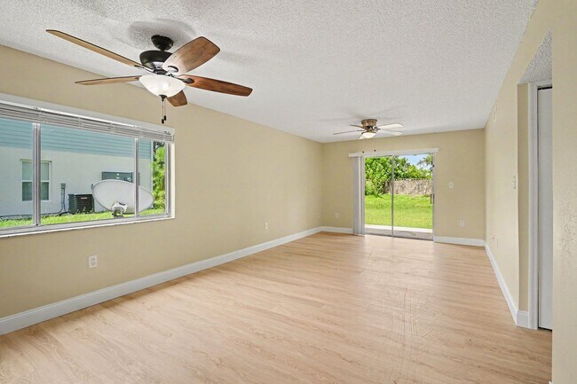Foto del edificio - 2290-2296 Fox Hollow Dr.