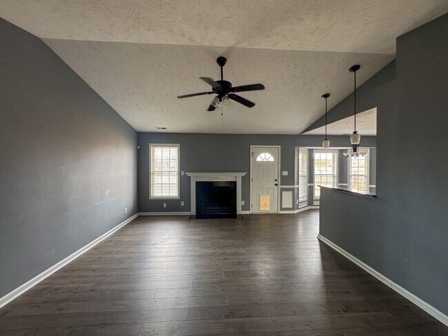 Foto del edificio - Charming 3 Bed 2 Bath Raeford Home with Fenced Backyard