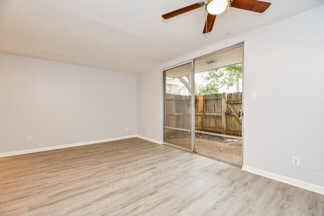 Building Photo - 2822 Briarhurst Dr