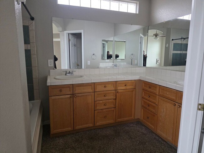 Foto del edificio - Rare 4 bedroom just moments from RED HAWK