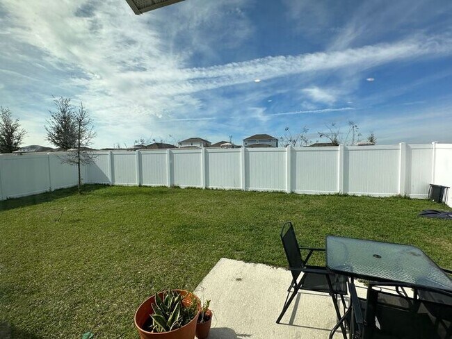 Foto del edificio - 4 Bedroom 2 bathroom in Haines City