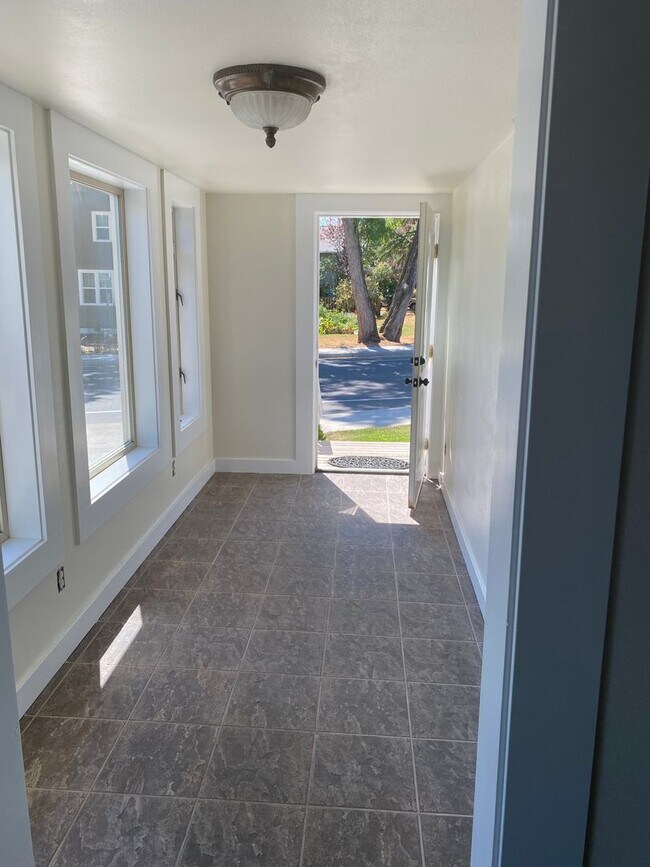 Building Photo - Beautifully Updated 2 Bedroom Home with Of...