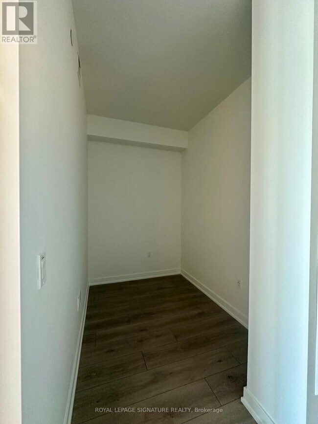 Photo du bâtiment - 1 Fairview Rd E