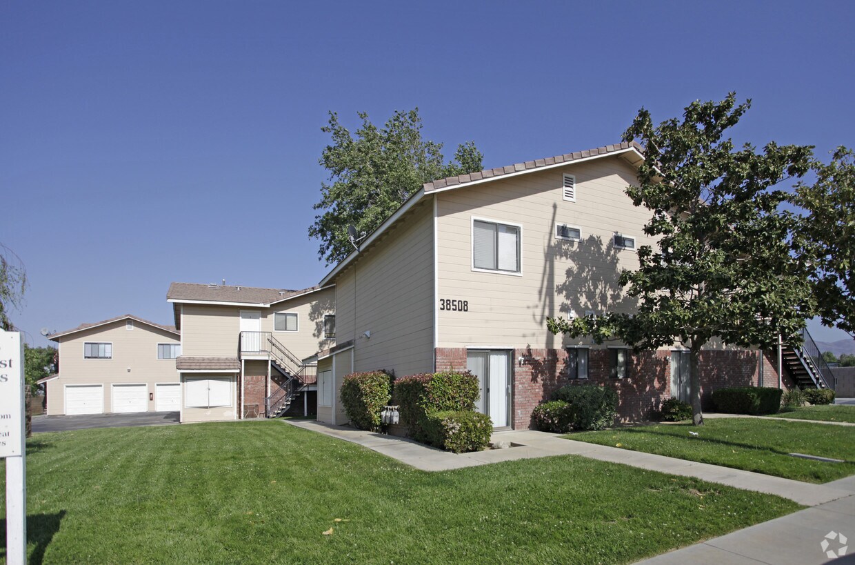 Eleventh East Townhomes Apartments in Palmdale, CA