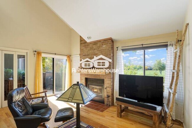 Building Photo - Stunning Golf Course and Sunset Views From This Fantastic Upscale Townhouse