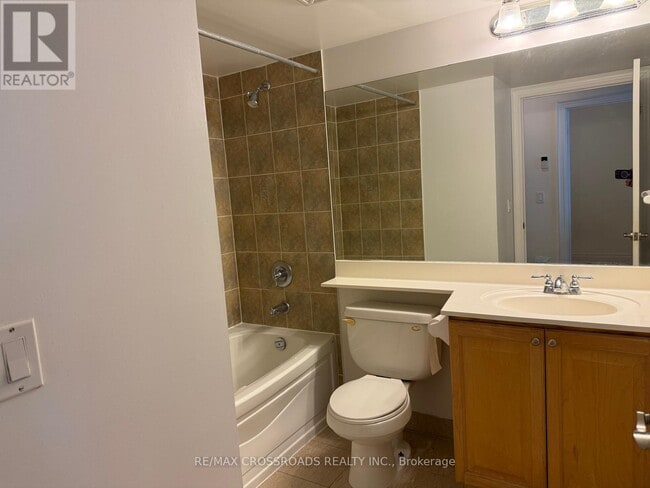 Building Photo - 15 Greenview Ave