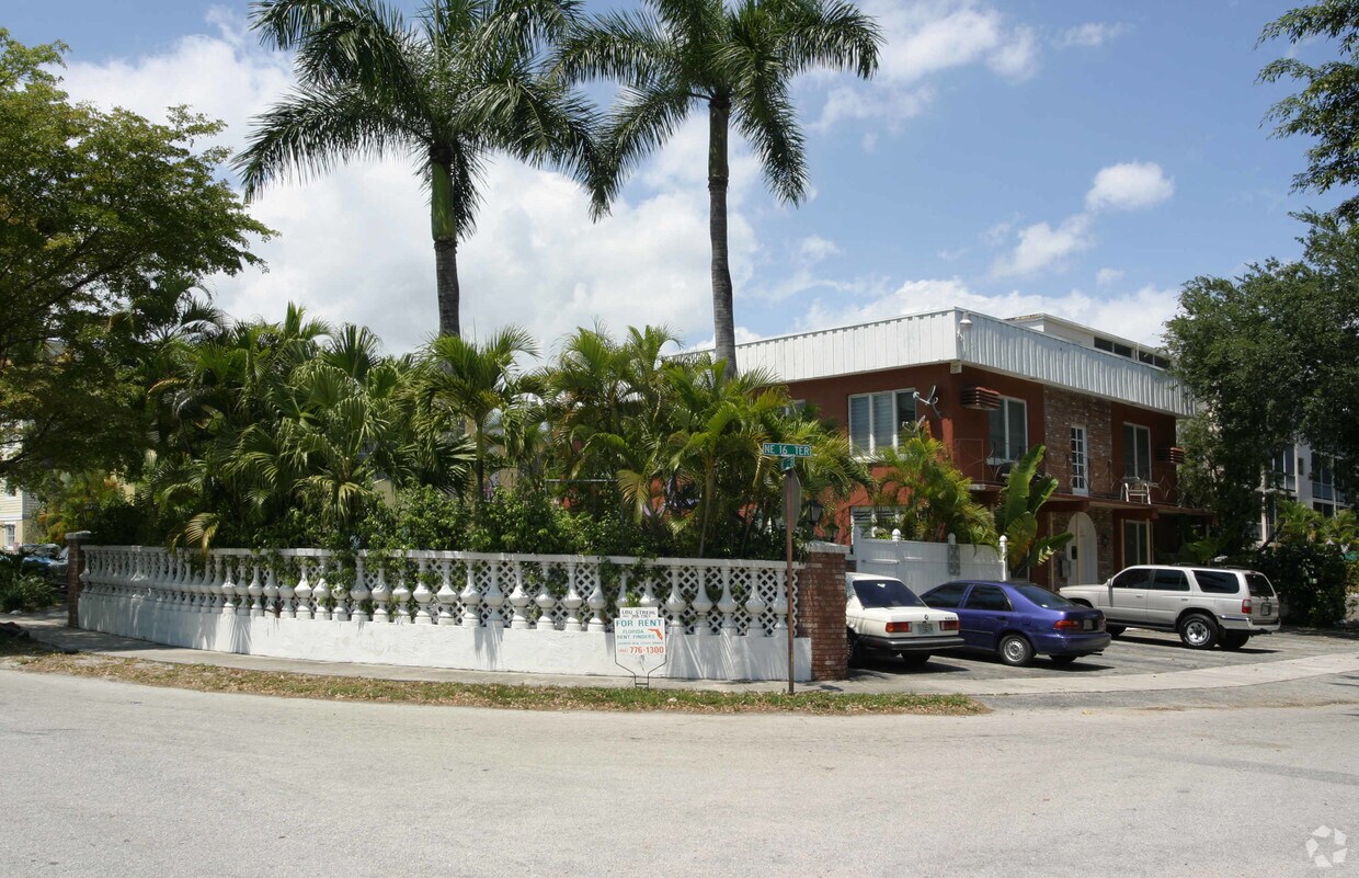 Foto del edificio - 105 NE 16th Ter
