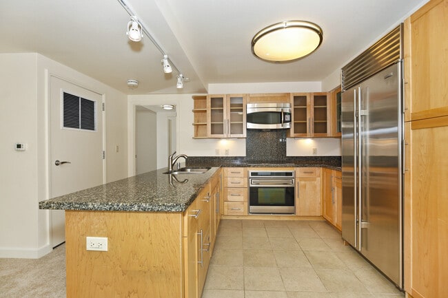 Building Photo - Convenience in the Heart of Honolulu!!