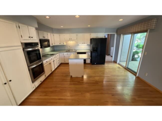 Building Photo - Awesome Townhome - right on the golf course!