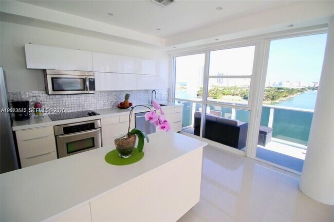 Foto del edificio - 900 Bay Dr