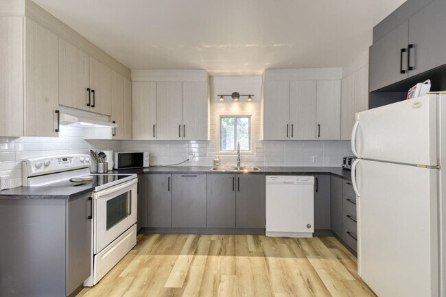 Building Photo - 1690 Rue Principale