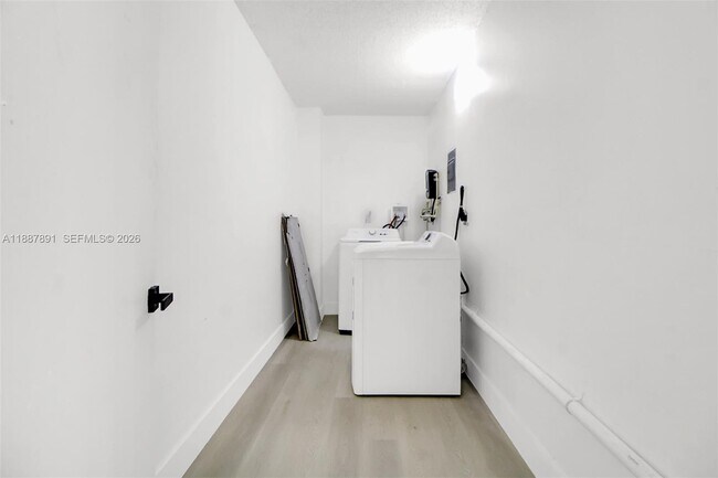 Foto del edificio - 14850 Naranja Lakes Blvd