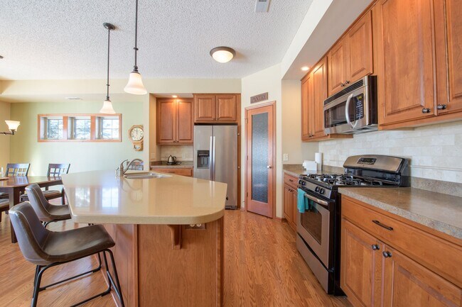 Building Photo - Rare lakes townhouse available,  1 level l...