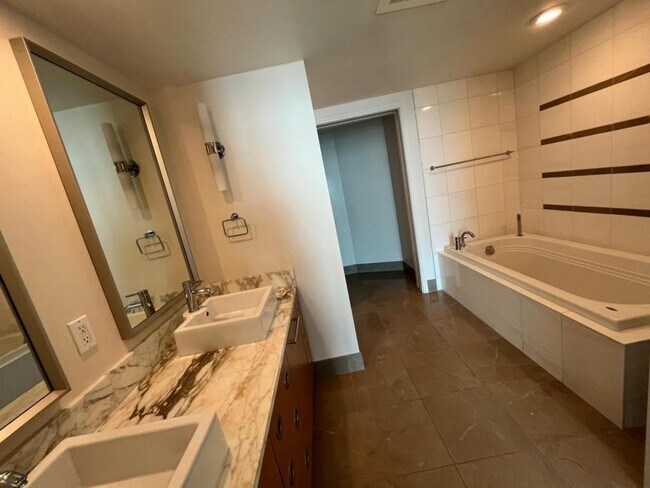 Foto del edificio - 1177 Queen St. #4404