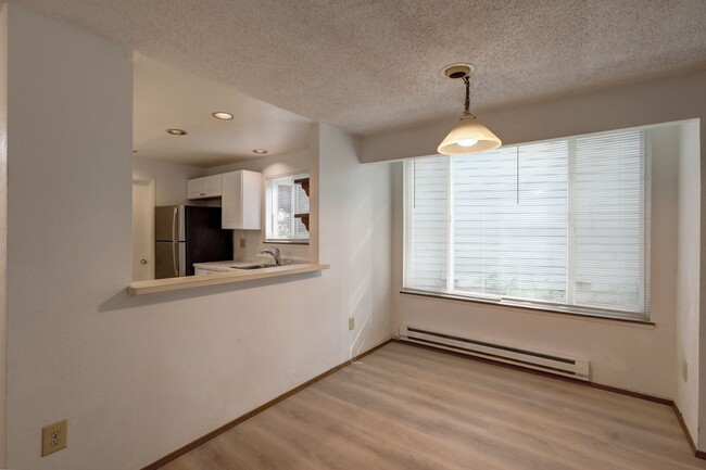 Foto del edificio - Newly updated 2 Bedroom Bellevue Condo is ...